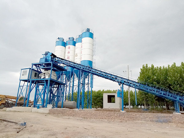 商丘引进安博电竞90混凝土搅拌站的工作现场